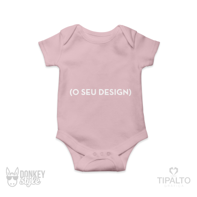 Body rosa para bebé com texto branco '(O SEU DESIGN)'. 