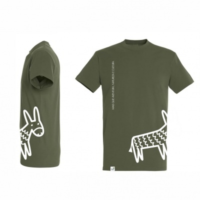 T-shirt verde-oliva com estampas brancas de burro e texto vertical na frente