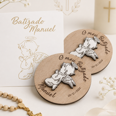 Ímanes de batizado em madeira com anjo e cartão comemorativo junto a terço e flores