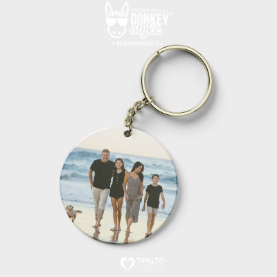 Porta-chaves redondo com fotografia de família na praia