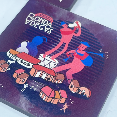 Íman quadrado roxo com ilustração musical e texto