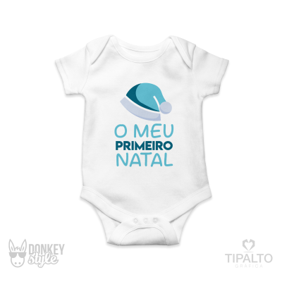 Body branco de bébé com estampa azul de gorro de Natal e texto em português