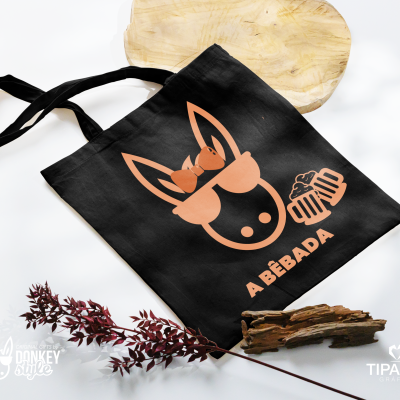 Saco de tecido preto com estampa rosa de burro com caneco de cerveja e texto 'A BÊBADA'.