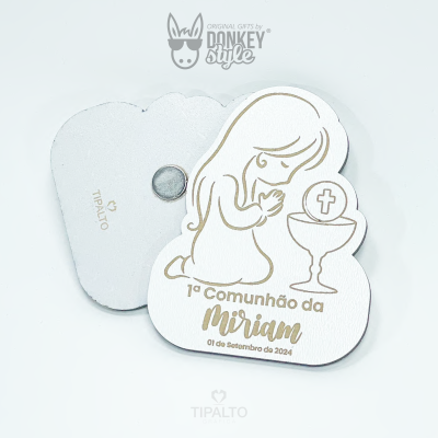 Marcadores em cartão com ilustração de menina a rezar e texto comemorativo da comunhão