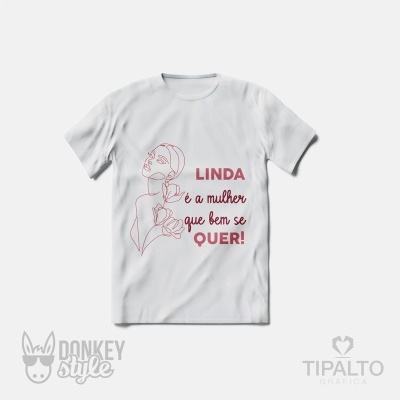Camiseta branca com desenho de mulher e texto em vermelho