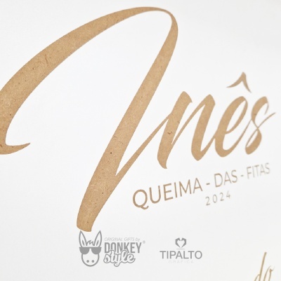 Cartão branco com texto castanho claro 'Inês QUEIMA - DAS - FITAS 2024' e logótipos