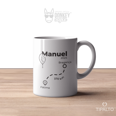 Caneca branca com texto e desenho preto sobre superfície de madeira