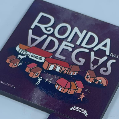 Azulejo com ilustração de casas e texto RONDA DAS ADEGAS em fundo roxo