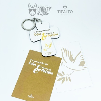 Chaveiro cruz branco com texto comemorativo e dois cartões decorativos sobre fundo branco