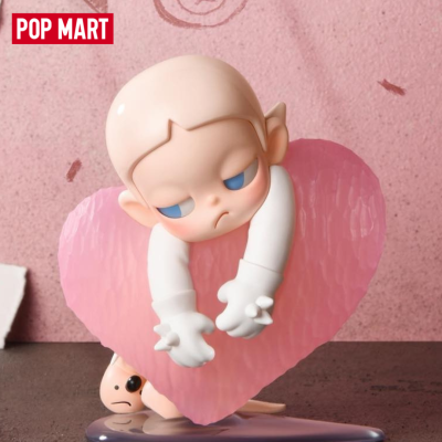 Figura decorativa segura coração rosa, fundo cor-de-rosa, texto POP MART.
