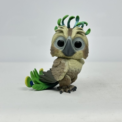 Figura decorativa de pássaro em plástico com olhos grandes e cauda colorida