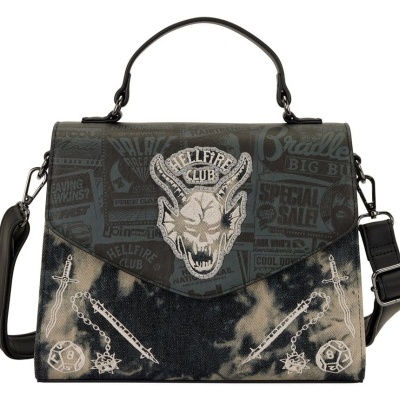 Mala preta e bege com patch de caveira Hellfire Club e desenhos de armas