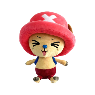 Peluche de personagem com chapéu vermelho e X branco, corpo bege, mochila azul e calças vermelhas