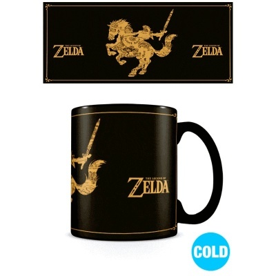 Caneca preta com design dourado do jogo The Legend of Zelda com cavaleiro e texto ZELDA