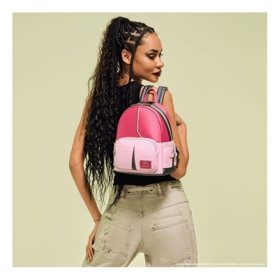 Mochila pequena rosa e vermelha com bolso frontal em modelo feminino