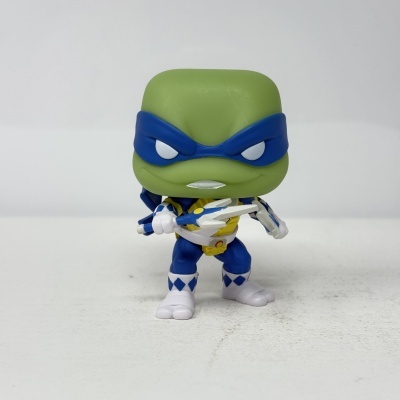 Figura colecionável Funko Pop de personagem com cabeça verde e máscara azul