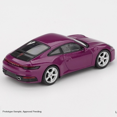 Modelo em miniatura de carro Porsche roxo numa superfície branca