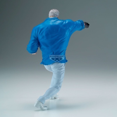 Figura colecionável de personagem masculino com camisa azul e calças brancas em fundo cinzento