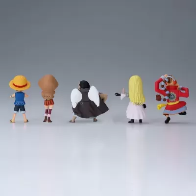 Cinco figuras em miniatura de personagens animados vistas de costas, com diferentes trajes e o texto BANPRESTO
