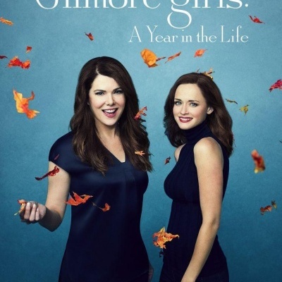 Pôster da série Gilmore girls: A Year in the Life com duas mulheres e folhas outonais