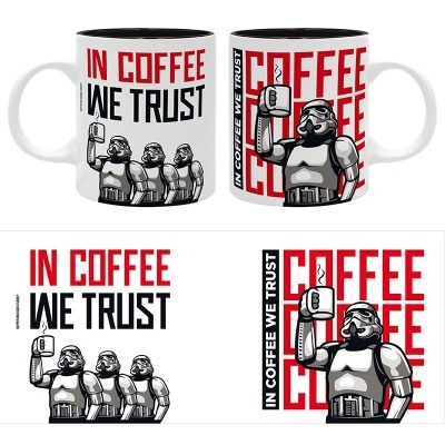 Caneca branca com design Stormtroopers segurando canecas e texto IN COFFEE WE TRUST
