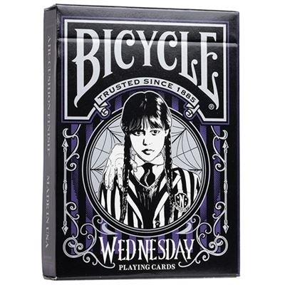 Caixa preta de baralho Bicycle edição Wednesday com ilustração e texto branco e roxo
