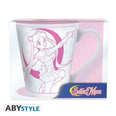 Caneca branca com desenho rosa da Sailor Moon em embalagem transparente com fundo rosa claro