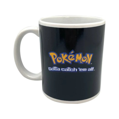 Caneca preta e branca com logo Pokémon e frase 'Gotta catch 'em all!'.
