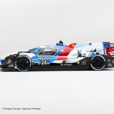 Miniatura de carro de corrida com design azul, vermelho, branco e preto e número 24