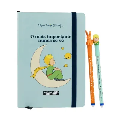 Agenda 2027 azul clara com ilustração do Pequeno Príncipe e duas canetas decoradas