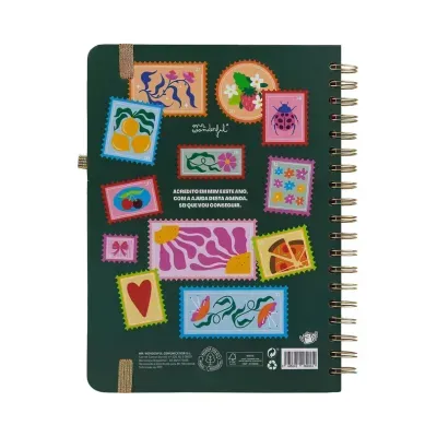 Capa de agenda verde com ilustrações coloridas de selos postais e texto em português
