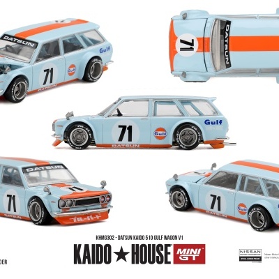 Miniatura de carro azul claro com detalhes laranja e números 71 da marca Datsun.