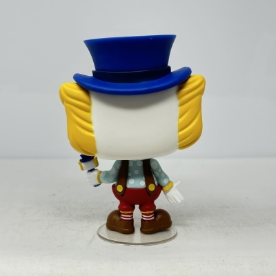 Funko Pop de costas com chapéu azul e cabelo amarelo