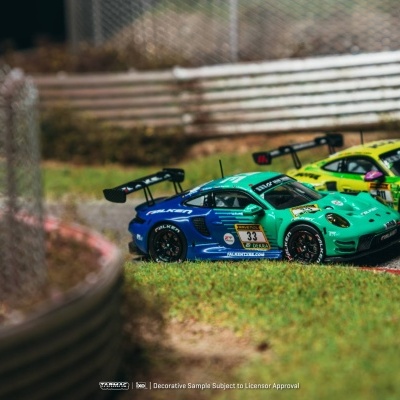 Modelos de carros de corrida em miniatura azul e verde em pista de corrida em miniatura