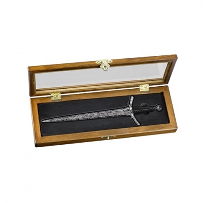 Adaga decorativa em caixa de madeira com tampa de vidro aberta