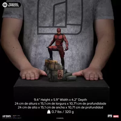 Figura de ação Daredevil em base de escadas e parede de pedra
