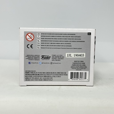 Embalagem branca com etiqueta cinza com texto de advertência e informações de fabricação da Funko