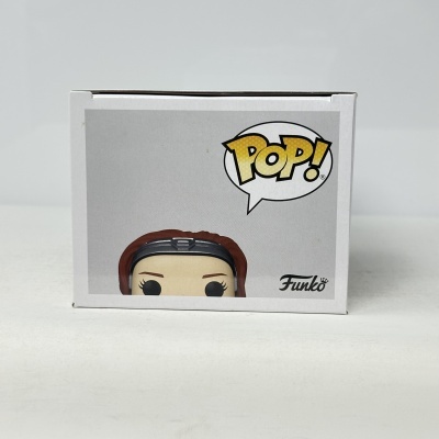 Parte superior de embalagem branca Funko Pop com texto POP e imagem parcial da figura