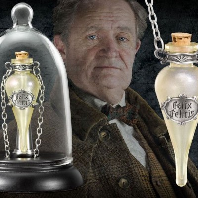 Frasco dourado Felix Felicis dentro de cúpula de vidro com figura masculina ao fundo