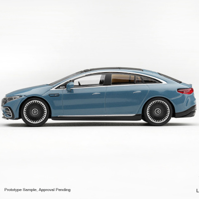Miniatura de carro Mercedes-Benz EQS azul com jantes detalhadas sobre fundo branco