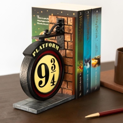 Suporte de livros em forma de placa de estação Plataforma 9 3/4 com livros Harry Potter