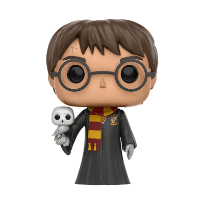 Figura Pop Funko do Harry Potter com capa preta e cachecol vermelho e amarelo segurando uma coruja branca