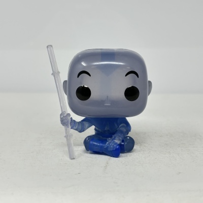 Figura de ação Funko Pop translúcida azul e cinza segurando cajado