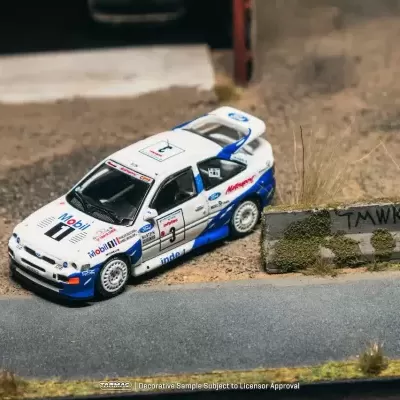 Modelo de carro de rali em miniatura branco e azul com números e logos, em miniatura de paisagem