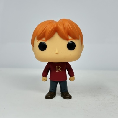 Figura Funko Pop com cabelo laranja e camisa vermelha com letra R