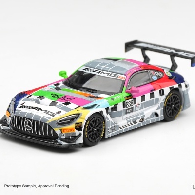 Miniatura de carro de corrida Mercedes-AMG GT3 colorido com decais e asas pretas