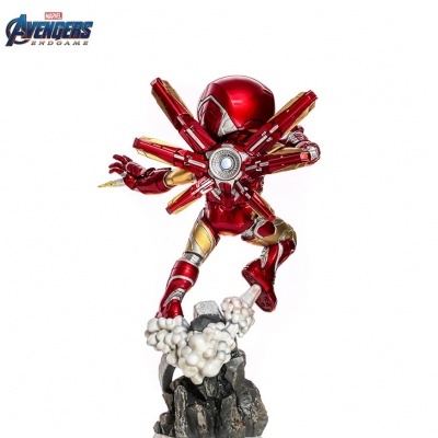 Figurine de Iron Man vermelho e dourado em pose dinâmica sobre base rochosa com fumo