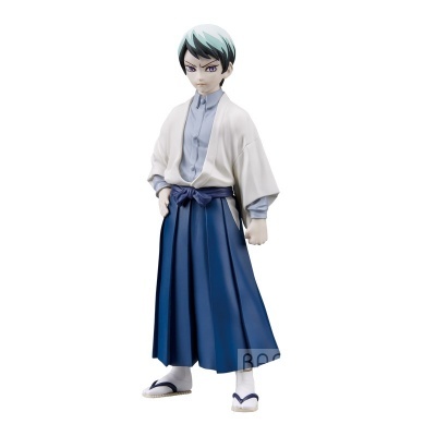 Figura colecionável de personagem masculino com kimono e calças azuis