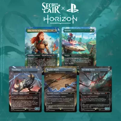 Cinco cartas de jogo com ilustrações de fantasia e tecnologia e logótipos Secret Lair, PlayStation e Horizon