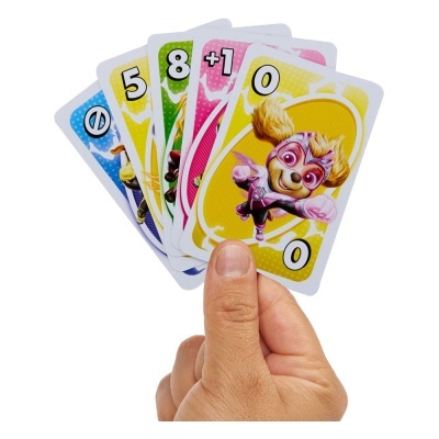 Cartas coloridas para jogo seguradas por uma mão